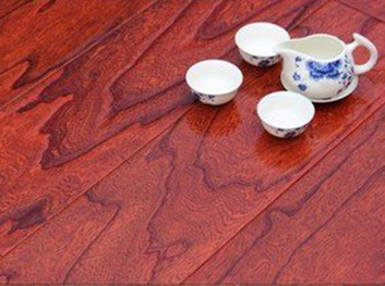 榆木地板，了解一下。