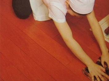 夏季地板也要降溫保養(yǎng)。