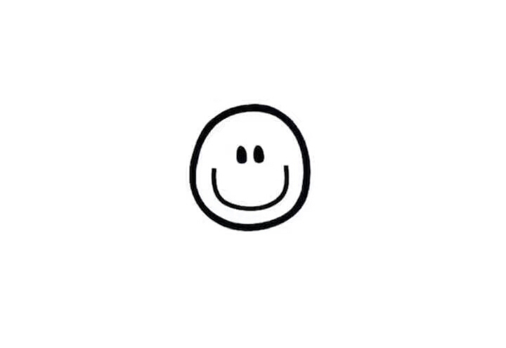 哈士奇看德牧在地板上躺著，于是就上前挑釁了下，結果