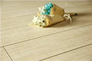 家里地板臟不好拖?不用太多水,也能把地板拖干凈